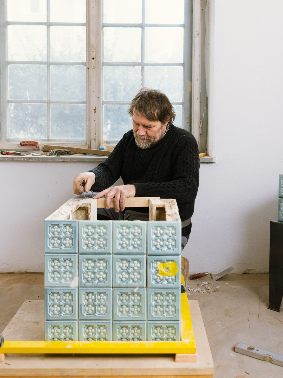 Handgefertigter Elektro-Kachelofen im Atelier