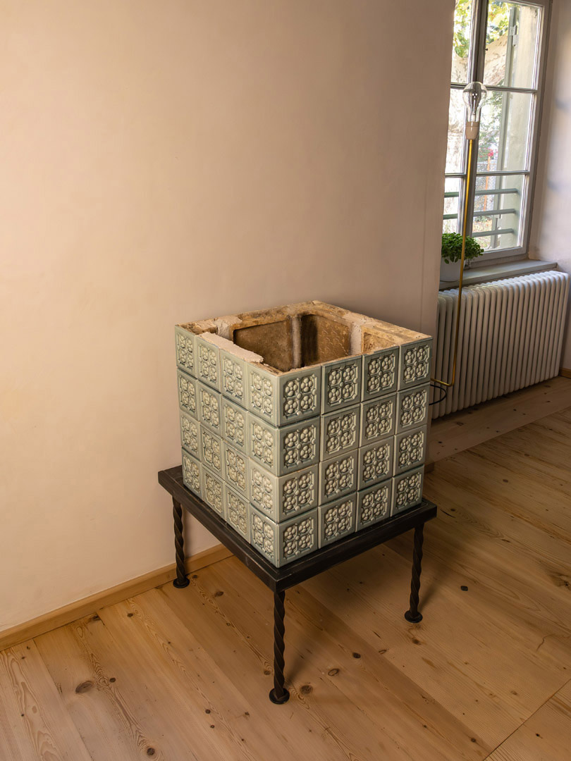 Keramische Oberfläche eines Elektro-Kachelofens